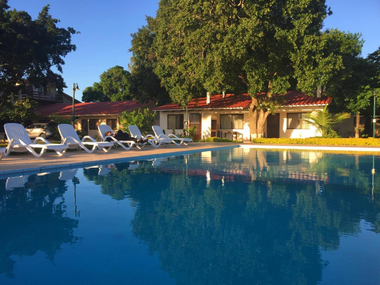 Los Jazmines Hotel Resort Warnes Exterior foto